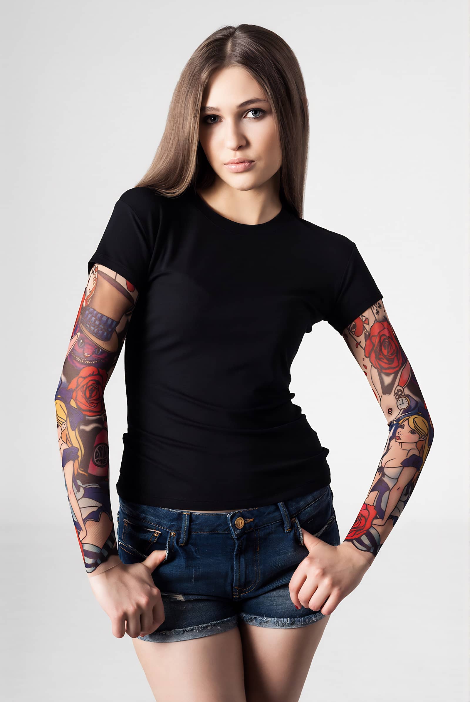 Damski t-shirt z tatuażem Alice in Wonderland – motyw Alicji, kota Chestera, białego królika i kart, widok z przodu