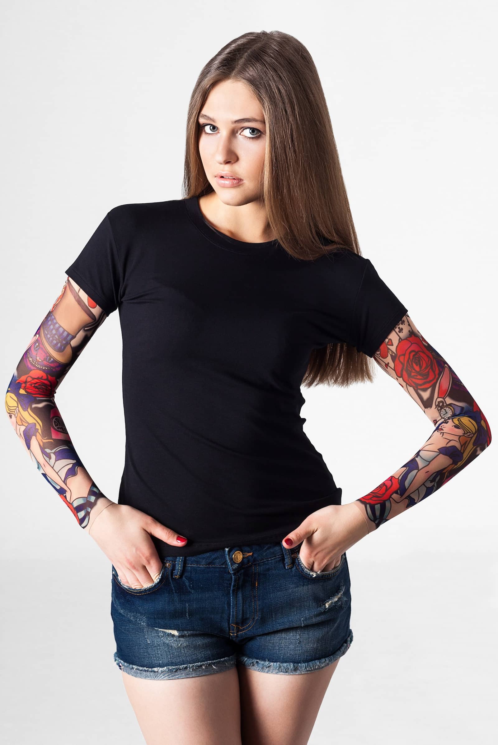 Damski t-shirt z tatuażem Alice in Wonderland – widok z przodu, modelka z rękami w kieszeniach