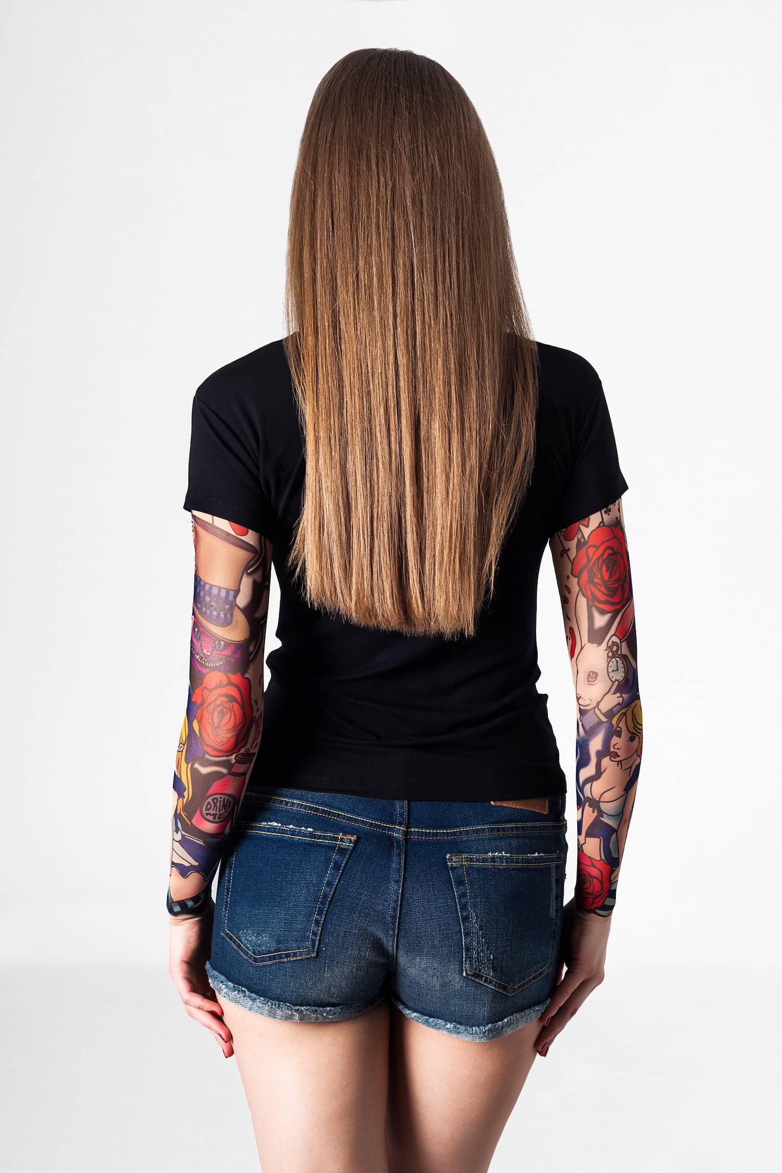Damski t-shirt z tatuażem Alice in Wonderland – widok z tyłu