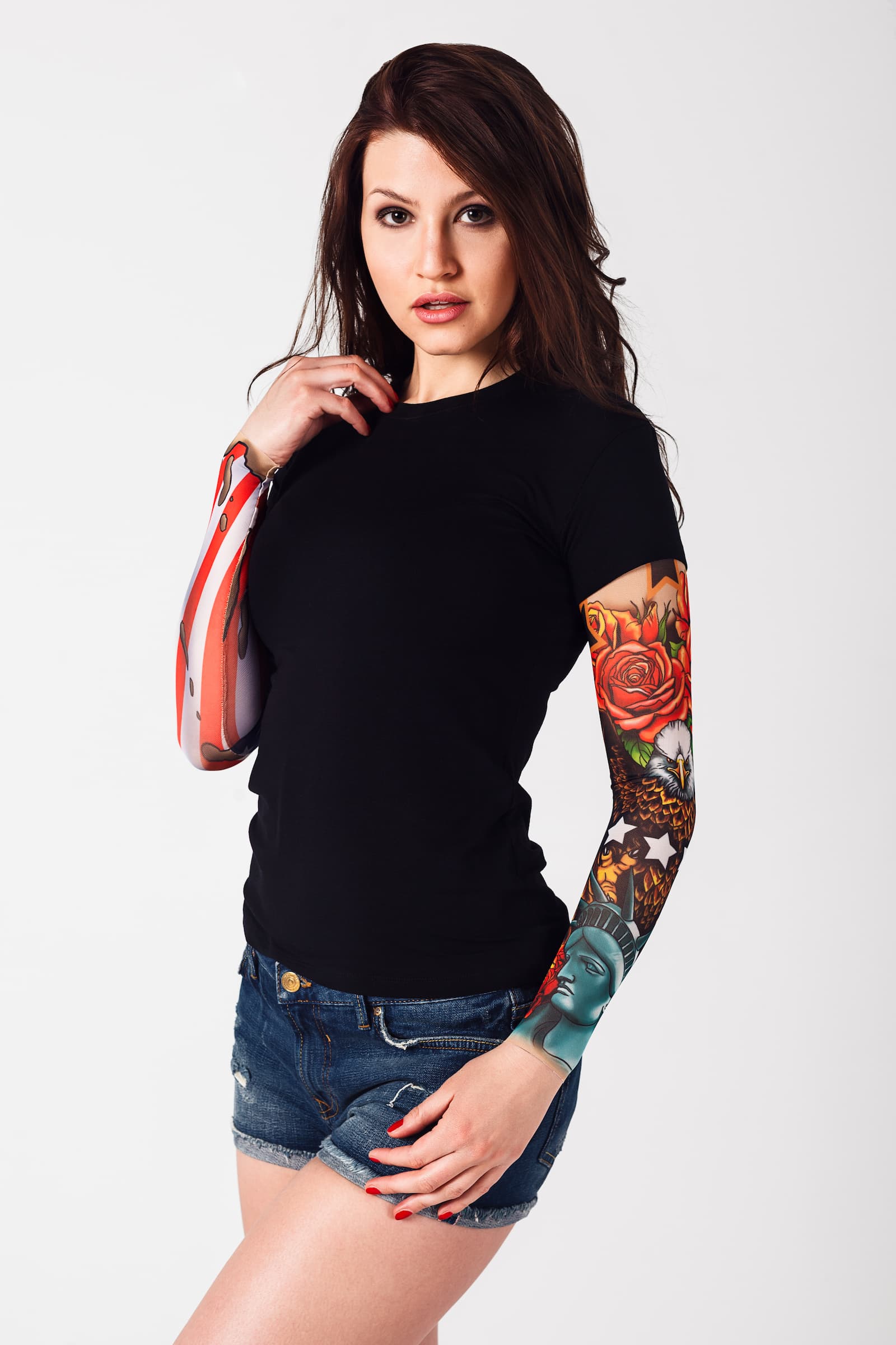 Damski t-shirt z tatuażem American Patriot - motyw symboli amerykańskich, widok lewego profilu