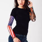 Damski t-shirt z tatuażem American Patriot - motyw flagi i patriotycznych symboli amerykańskich , widok z lekkiego profilu