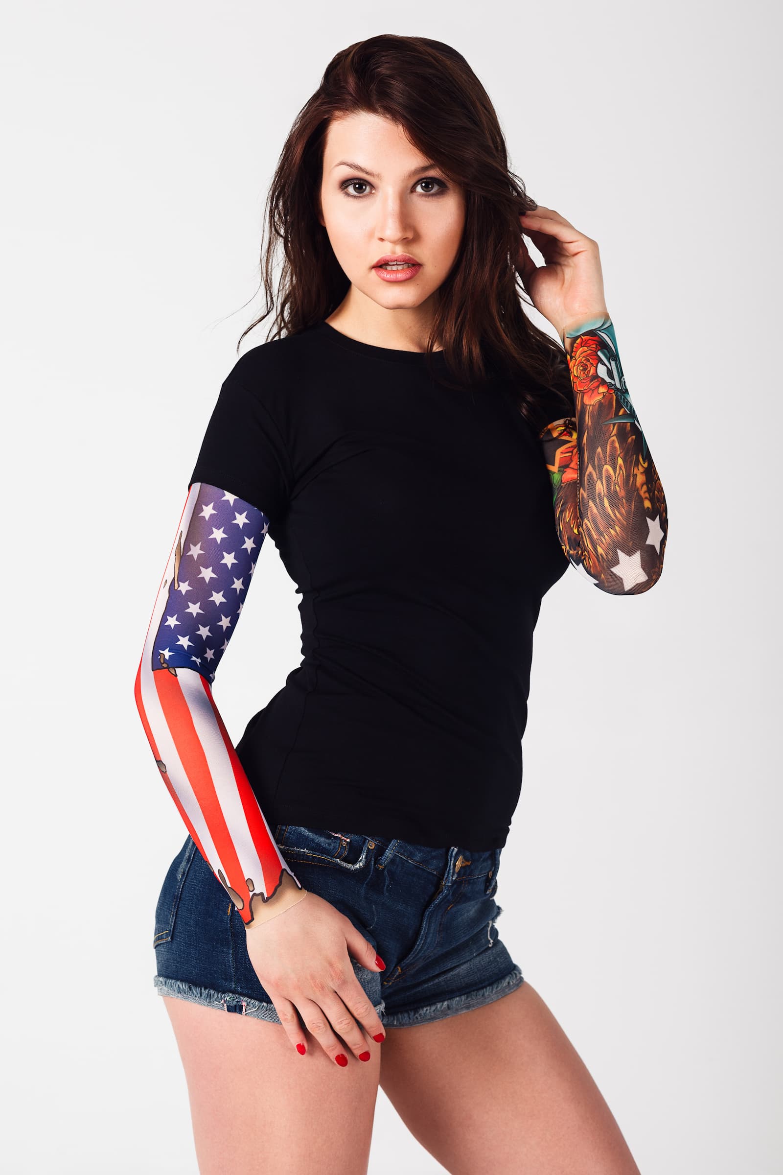 Damski t-shirt z tatuażem American Patriot - motyw flagi i patriotycznych symboli amerykańskich , widok z lekkiego profilu