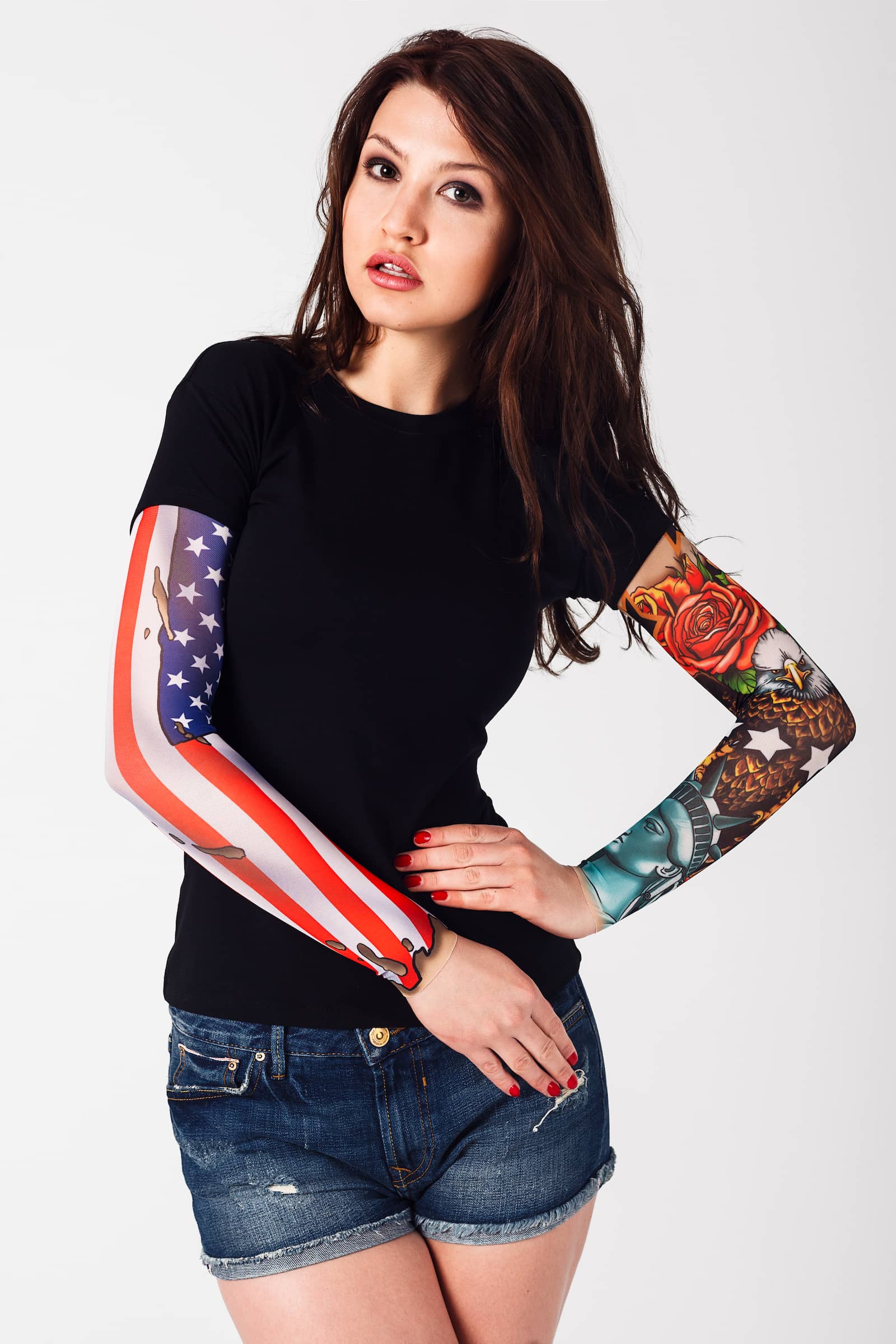 Damski t-shirt z tatuażem American Patriot - motyw flagi i patriotycznych symboli amerykańskich , widok z przodu