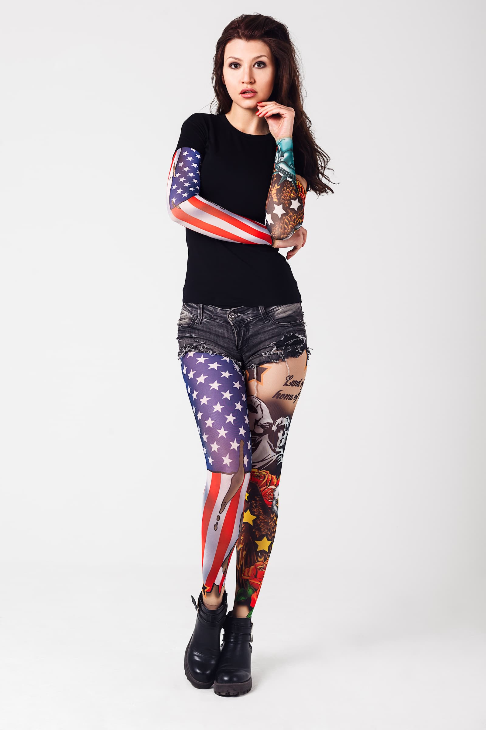 Damski t-shirt z tatuażem American Patriot - motyw flagi i patriotycznych symboli amerykańskich , widok z przodu, cała sylwetka