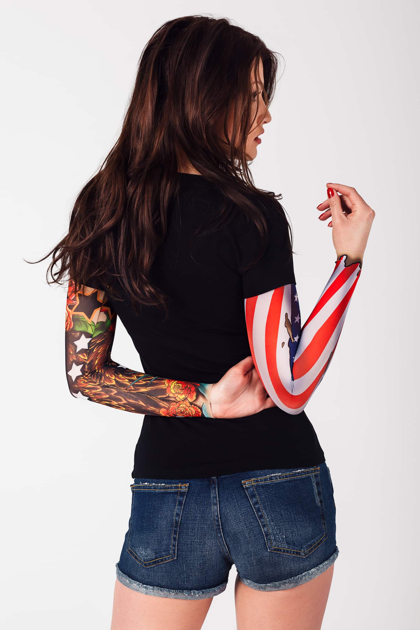 Damski t-shirt z tatuażem American Patriot - motyw flagi i patriotycznych symboli amerykańskich , widok z tyłu