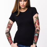Damski t-shirt z tatuażem Best Friends - motyw psa i kota i czerwonych róż, widok z przodu 