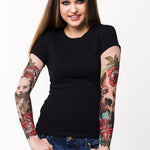 Damski t-shirt z tatuażem Best Friends - motyw psa i kota i czerwonych róż, widok z przodu z uśmiechem
