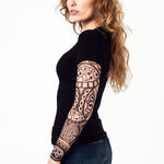 Damski T-shirt z tatuażem Black Orient – wyrazisty czarny motyw orientalny, widok z profilu