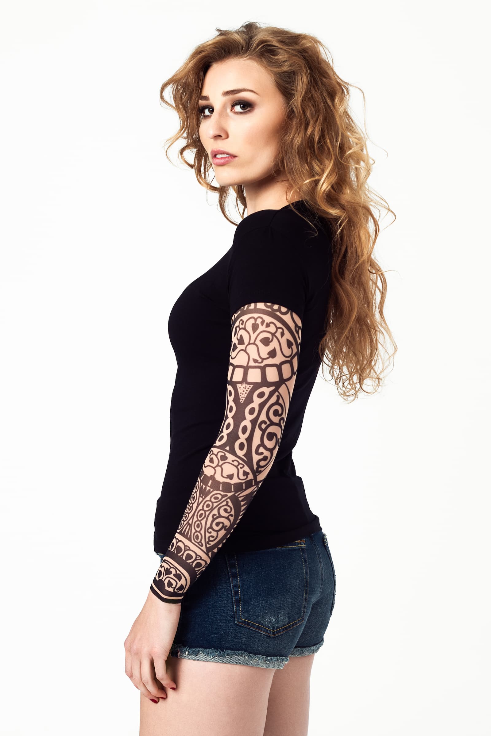 Damski T-shirt z tatuażem Black Orient – wyrazisty czarny motyw orientalny, widok z profilu