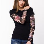 Damski T-shirt z tatuażem Cosmic Moth - dużej czarnej ćmy i kosmicznych motywów, widok z przodu