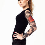 Damski t-shirt z tatuażem Dark Skull Tribal – motyw mrocznej czaszki i czerwonej róży w stylu tribal, widok z lewego profilu