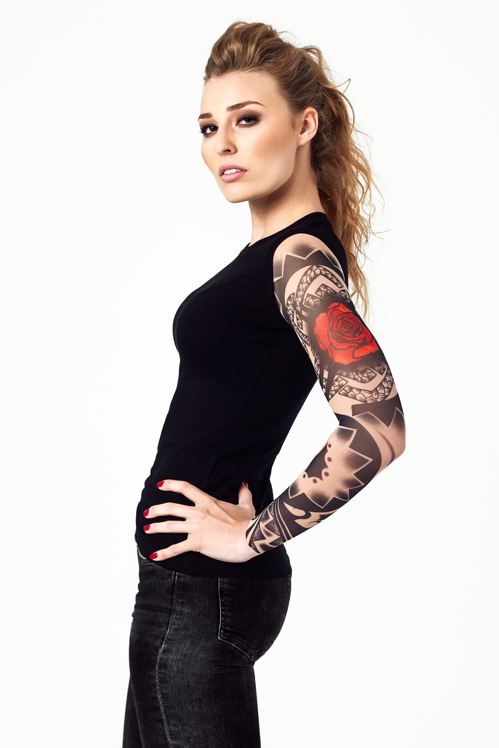 Damski t-shirt z tatuażem Dark Skull Tribal – motyw mrocznej czaszki i czerwonej róży w stylu tribal, widok z lewego profilu