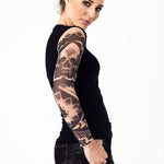 Damski t-shirt z tatuażem Dark Skull Tribal – motyw mrocznej czaszki i czerwonej róży w stylu tribal, widok z prawego profilu