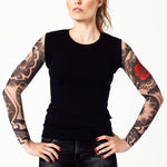 Damski t-shirt z tatuażem Dark Skull Tribal – motyw mrocznej czaszki i czerwonej róży w stylu tribal, widok z przodu