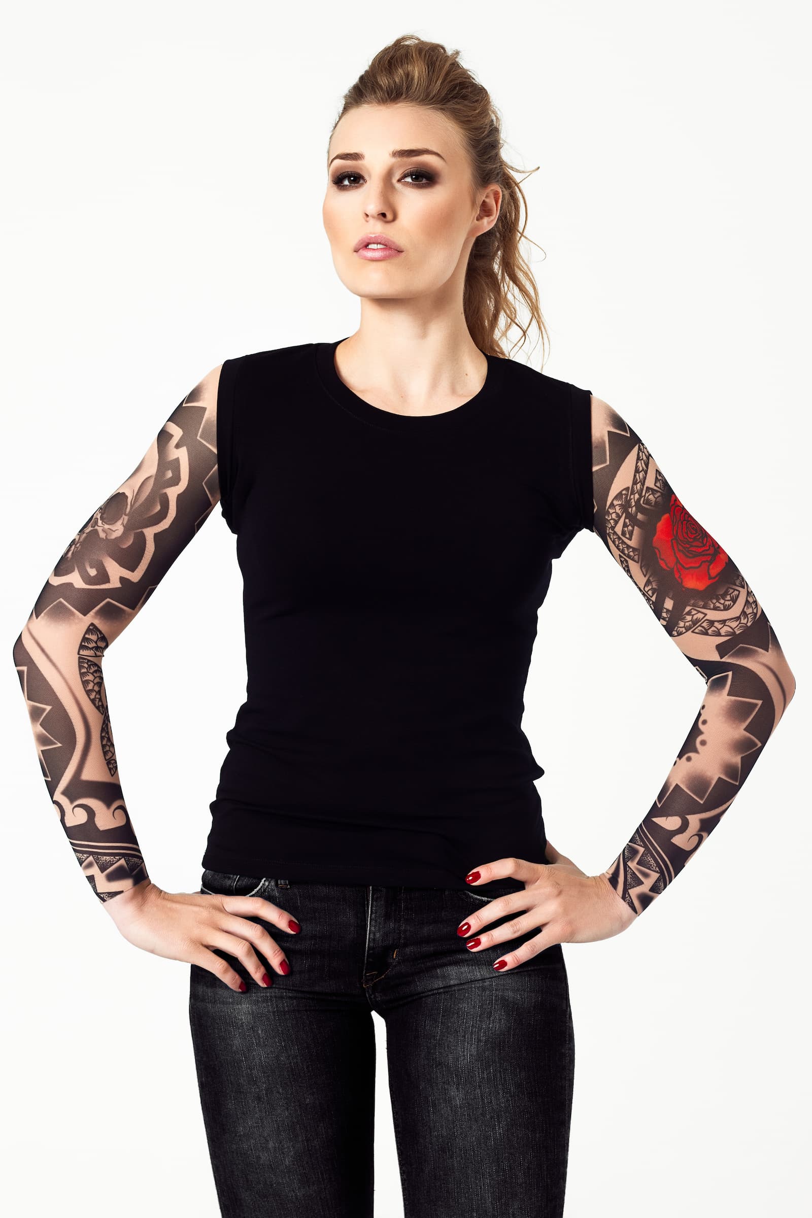 Damski t-shirt z tatuażem Dark Skull Tribal – motyw mrocznej czaszki i czerwonej róży w stylu tribal, widok z przodu