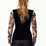 Damski t-shirt z tatuażem Dark Skull Tribal – motyw mrocznej czaszki i czerwonej róży w stylu tribal, widok z tyłu