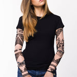 Damski t-shirt z tatuażem Heart & Moth – motyw anatomicznego serca i ćmy wśród geometrycznych kształtów, widok z przodu, lekko przechylona głowa modelki