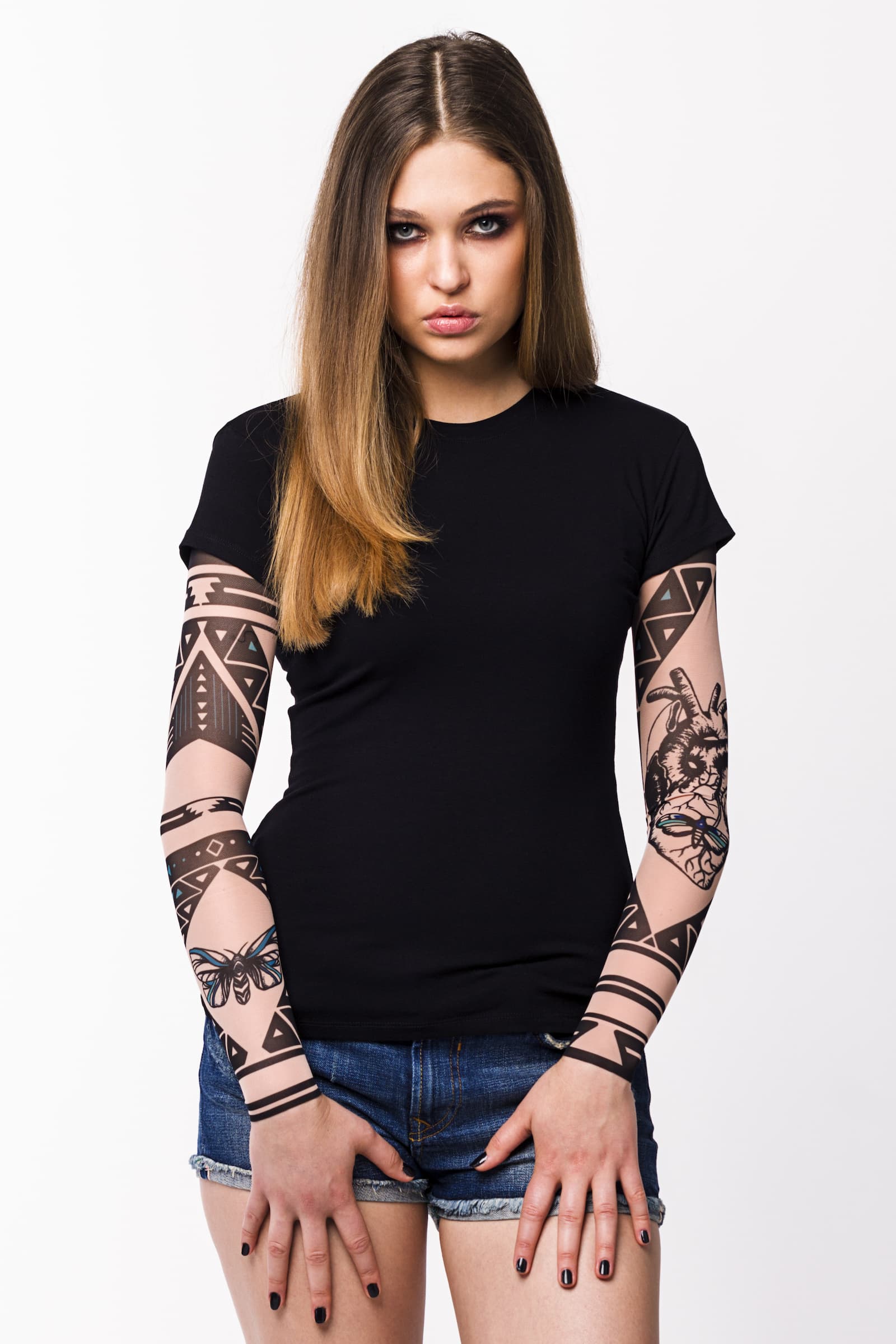 Damski t-shirt z tatuażem Heart & Moth – motyw anatomicznego serca i ćmy wśród geometrycznych kształtów, widok z przodu