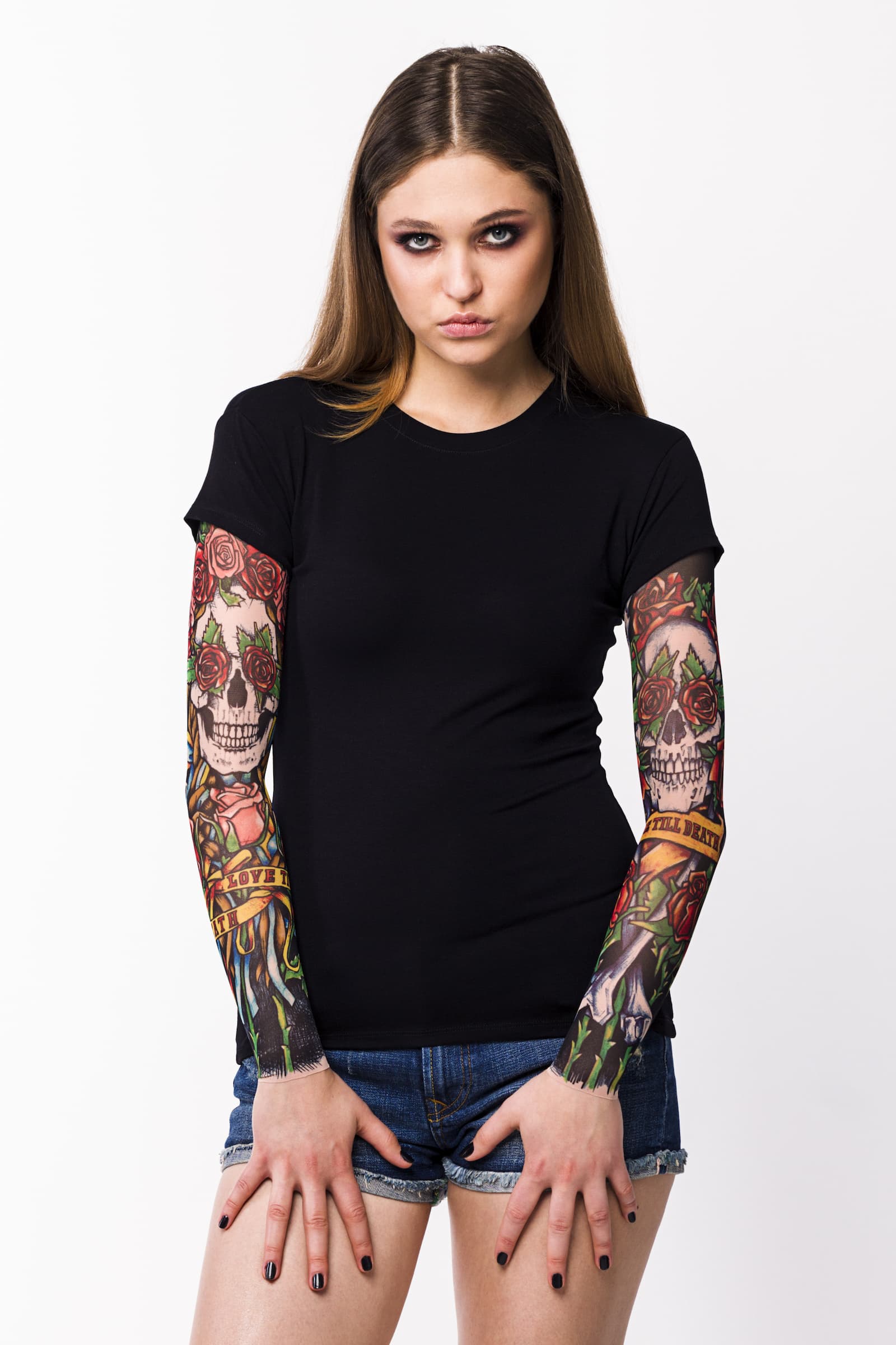 Damski t-shirt z tatuażem Love Till Death - motyw czaszek z czerwonymi różami w oczodołach i napisem „love till death”, widok z przodu