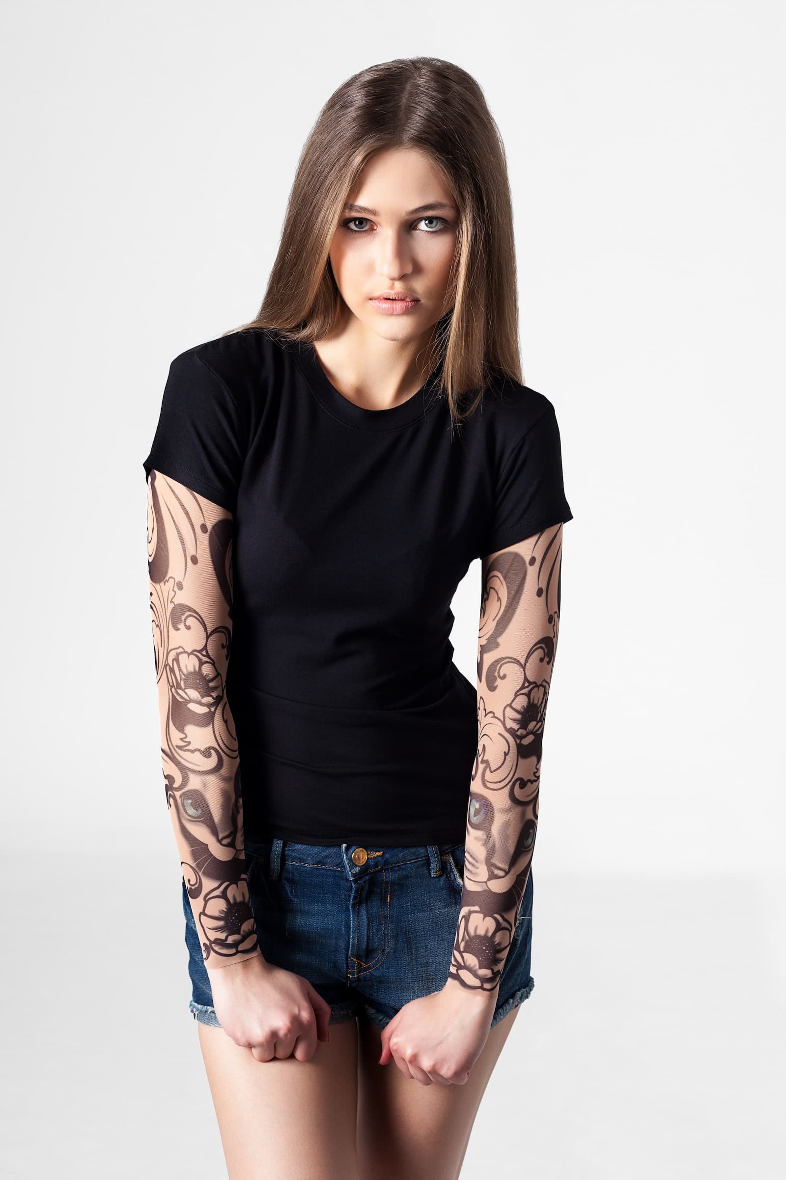 Damski t-shirt z tatuażem Mystic Cat – tajemniczy motyw kota z niebieskimi oczami, widok z przodu