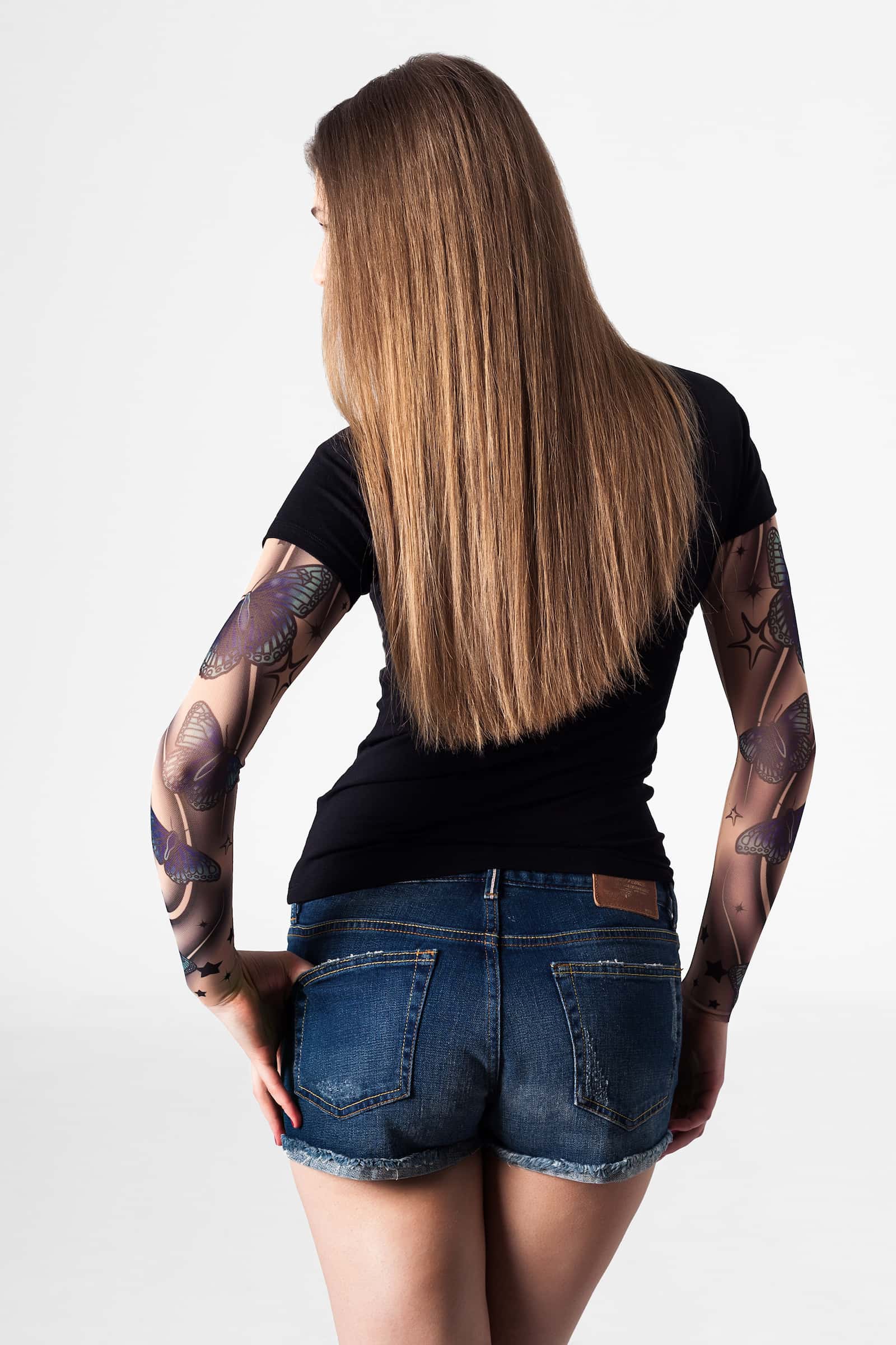 Damski t-shirt z tatuażem Blue Butterflies – delikatny motyw niebieskich motyli, widok z tyłu