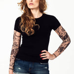 Damski t-shirt z tatuażem Roses & Chaplet - motyw czarnych róż z koralikami, widok z przodu, twarz lekko uniesiona do góry