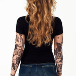 Damski t-shirt z tatuażem Roses & Chaplet - motyw czarnych róż z koralikami, widok z tyłu