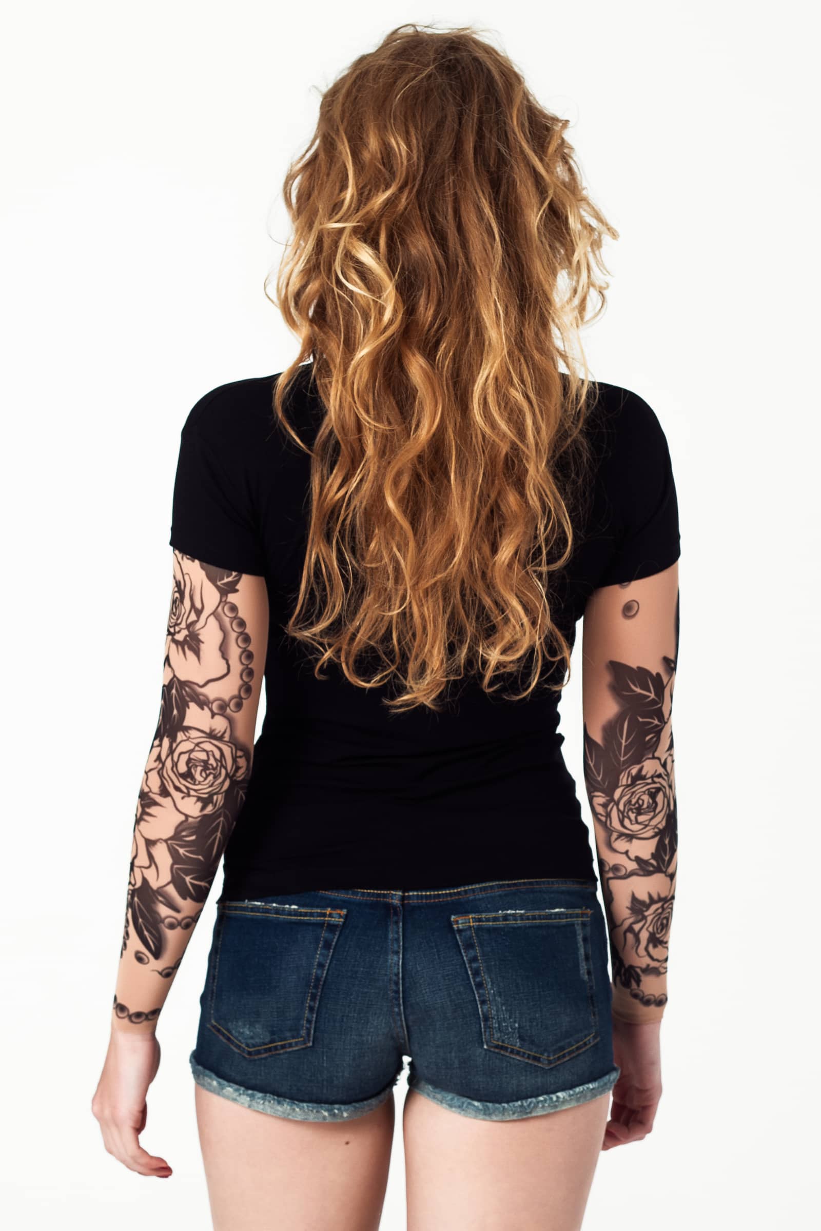 Damski t-shirt z tatuażem Roses & Chaplet - motyw czarnych róż z koralikami, widok z tyłu
