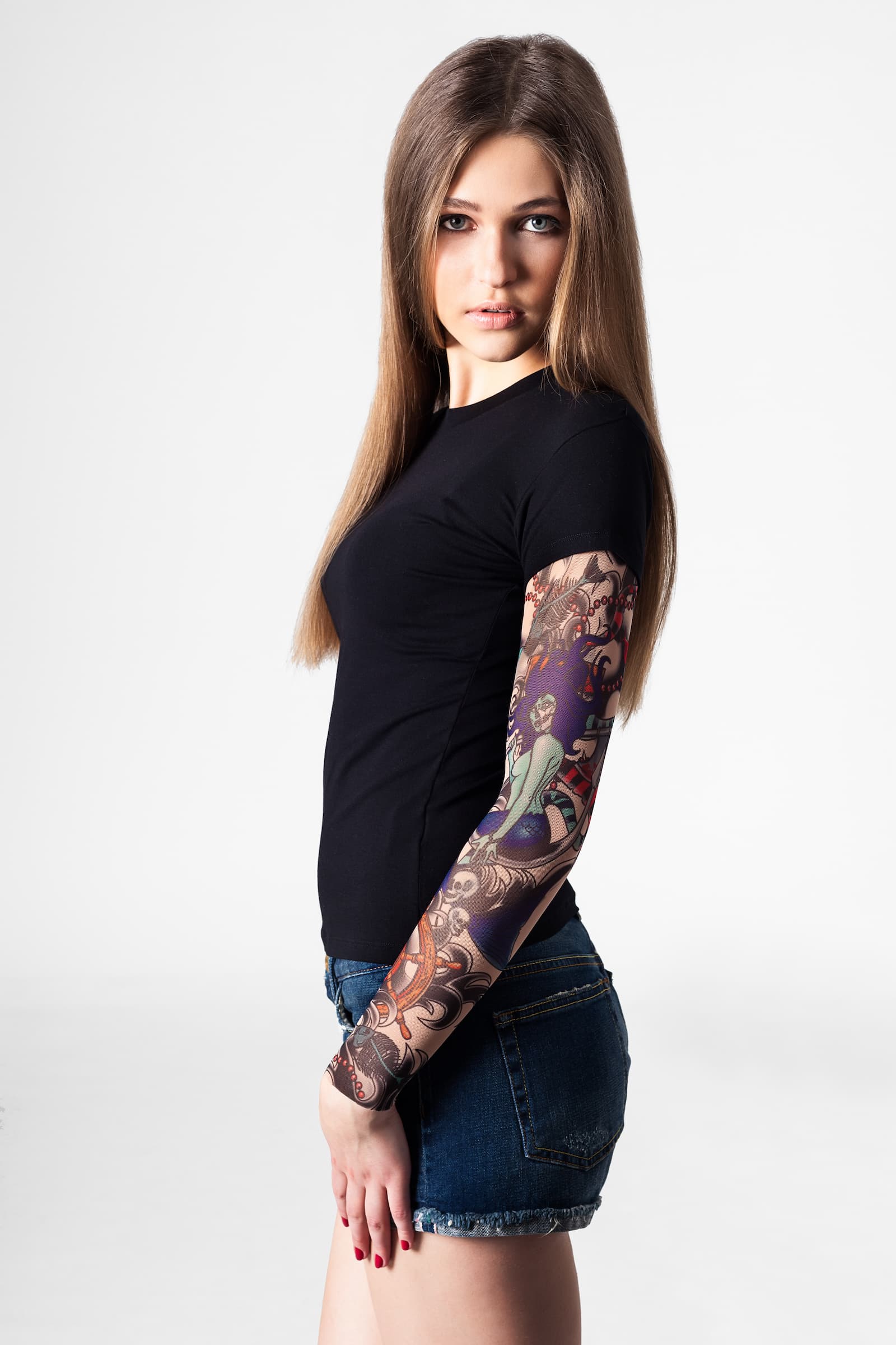 Damski T-shirt z tatuażem Sexy & Zombie Siren – motyw syreny zombie i syreny w stylu Ariel, widok lewego rękawa