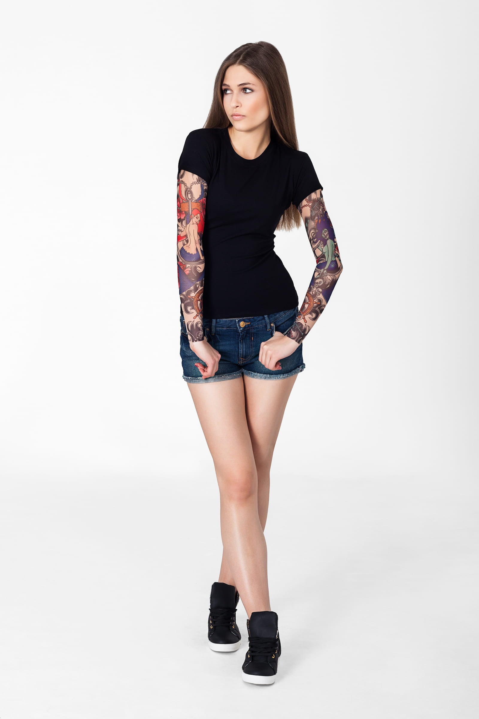 Damski T-shirt z tatuażem Sexy & Zombie Siren – motyw syreny zombie i syreny w stylu Ariel, widok całej sylwetki