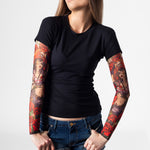 Damski t-shirt z tatuażem Sexy Pirate - motyw seksownej piratki i czerwonych róż, widok z przodu