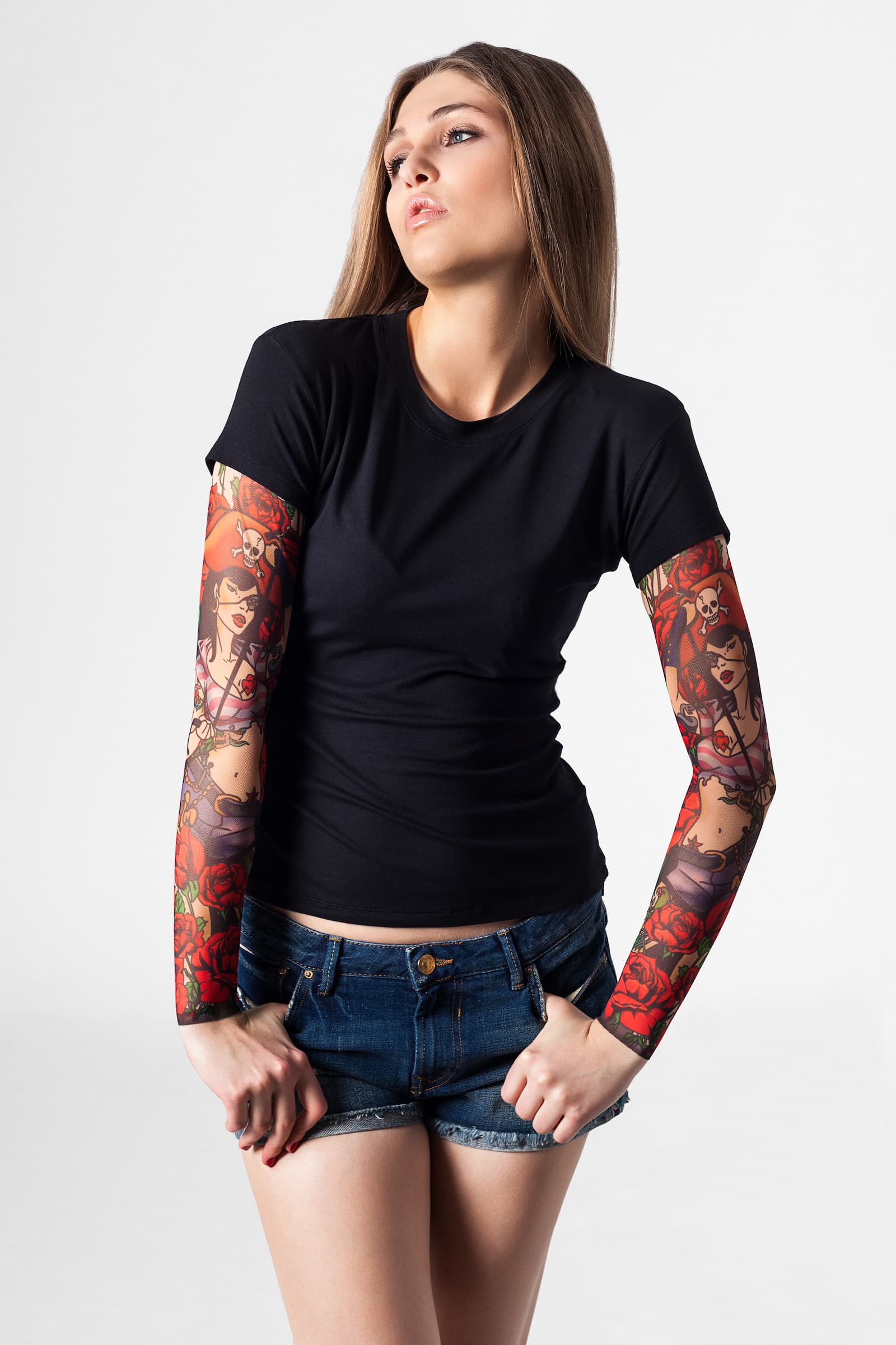 Damski t-shirt z tatuażem Sexy Pirate - motyw seksownej piratki i czerwonych róż, widok z przodu