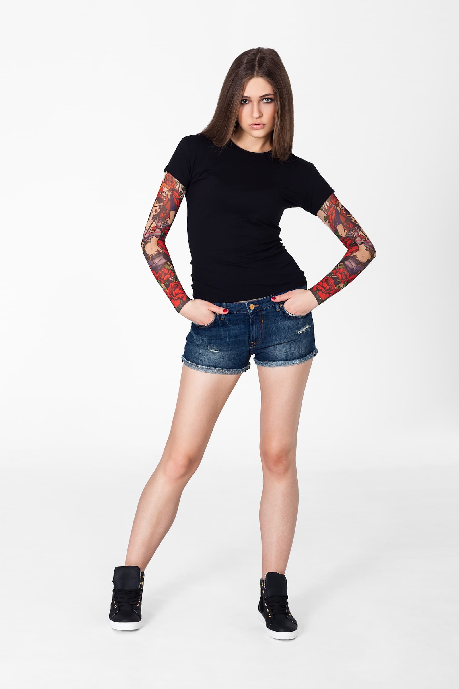 Damski t-shirt z tatuażem Sexy Pirate - motyw seksownej piratki i czerwonych róż, widok z przodu, cała sylwetka