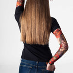 Damski t-shirt z tatuażem Sexy Pirate - motyw seksownej piratki i czerwonych róż, widok z tył