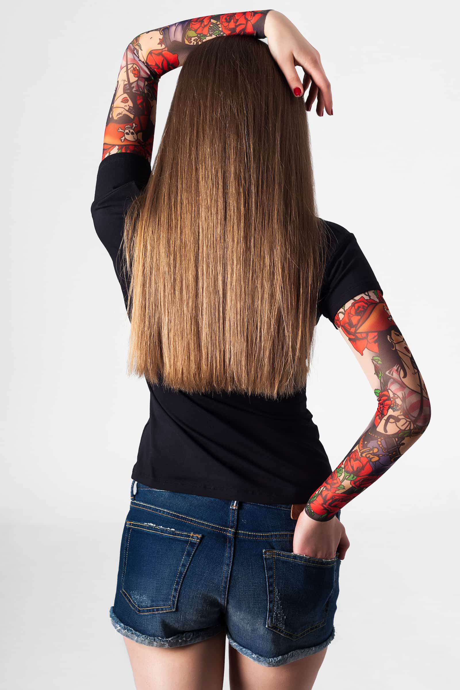 Damski t-shirt z tatuażem Sexy Pirate - motyw seksownej piratki i czerwonych róż, widok z tył