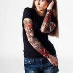 Damski t-shirt z tatuażem Skull & Roses – klasyczny wzór z motywem czaszki i czerwonych róż, widok z przodu