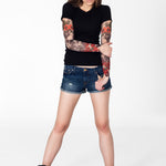 Damski t-shirt z tatuażem Skull & Roses – klasyczny wzór z motywem czaszki i czerwonych róż, cała sylwetka