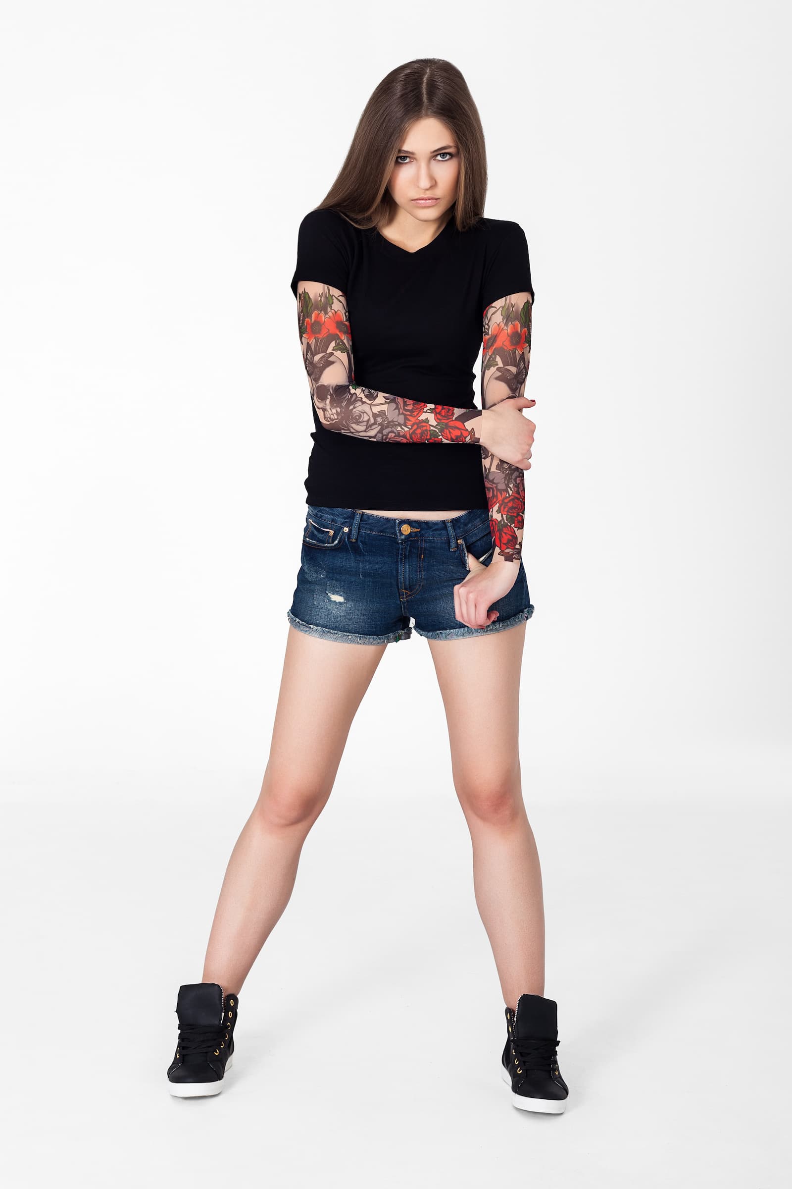 Damski t-shirt z tatuażem Skull & Roses – klasyczny wzór z motywem czaszki i czerwonych róż, cała sylwetka