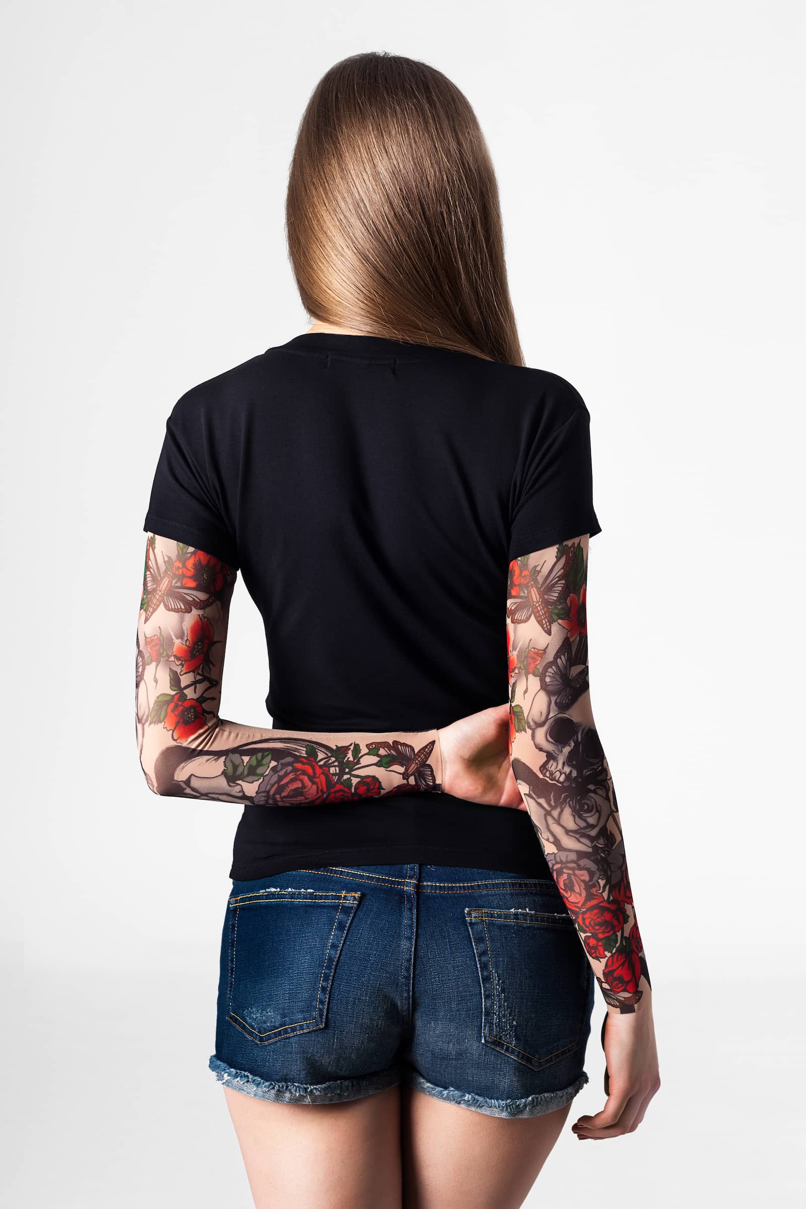 Damski t-shirt z tatuażem Skull & Roses – klasyczny wzór z motywem czaszki i czerwonych róż, widok z tyłu