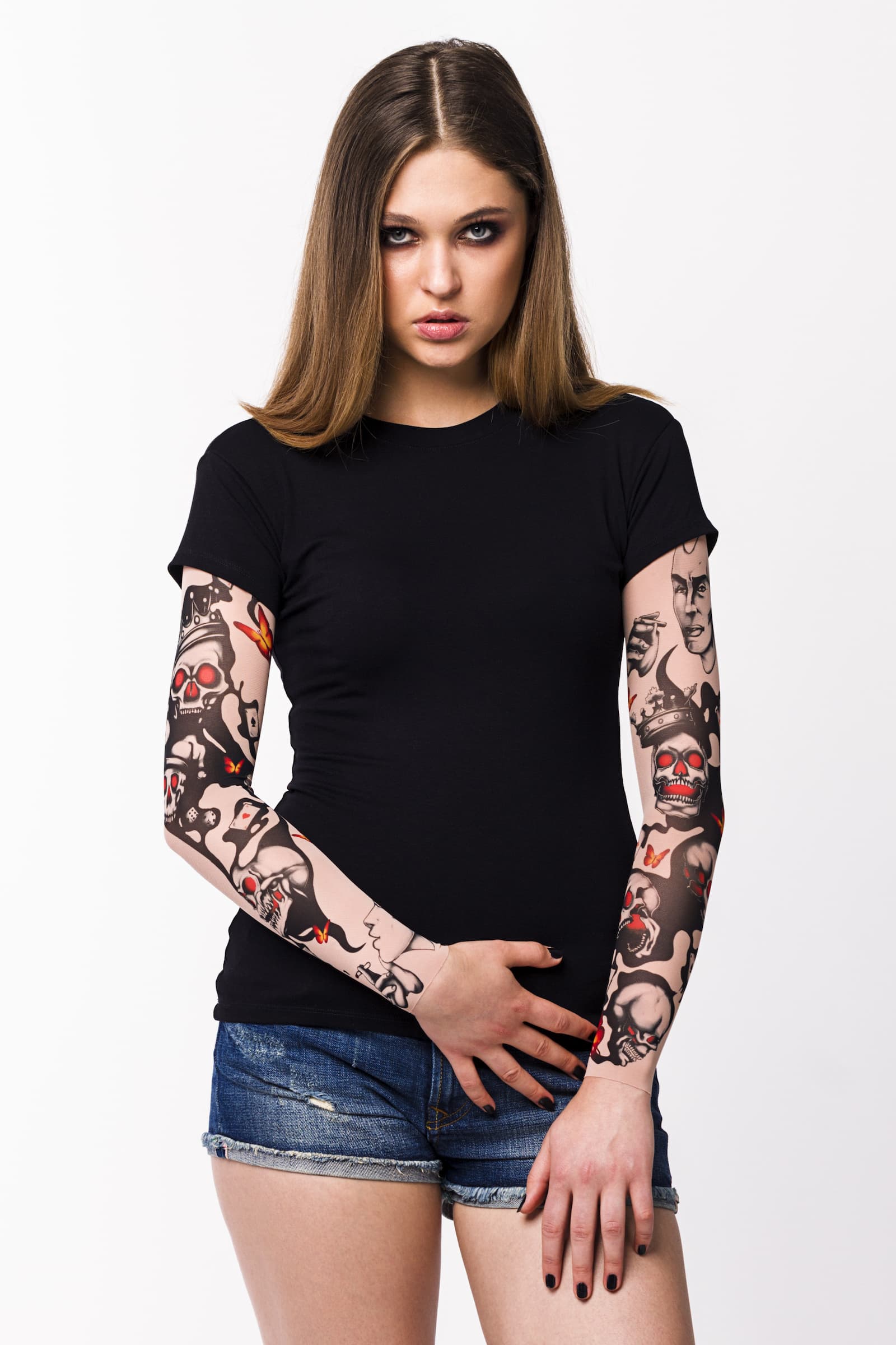 Damski t-shirt z tatuażem Smoke & Hazard - motyw czaszek z czerwonymi oczodołami, kart do gry i dymu z papierosów, widok z przodu