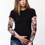 Damski t-shirt z tatuażem Smoke & Hazard - motyw czaszek z czerwonymi oczodołami, kart do gry i dymu z papierosów, widok z przodu z lekko pochyloną głową 