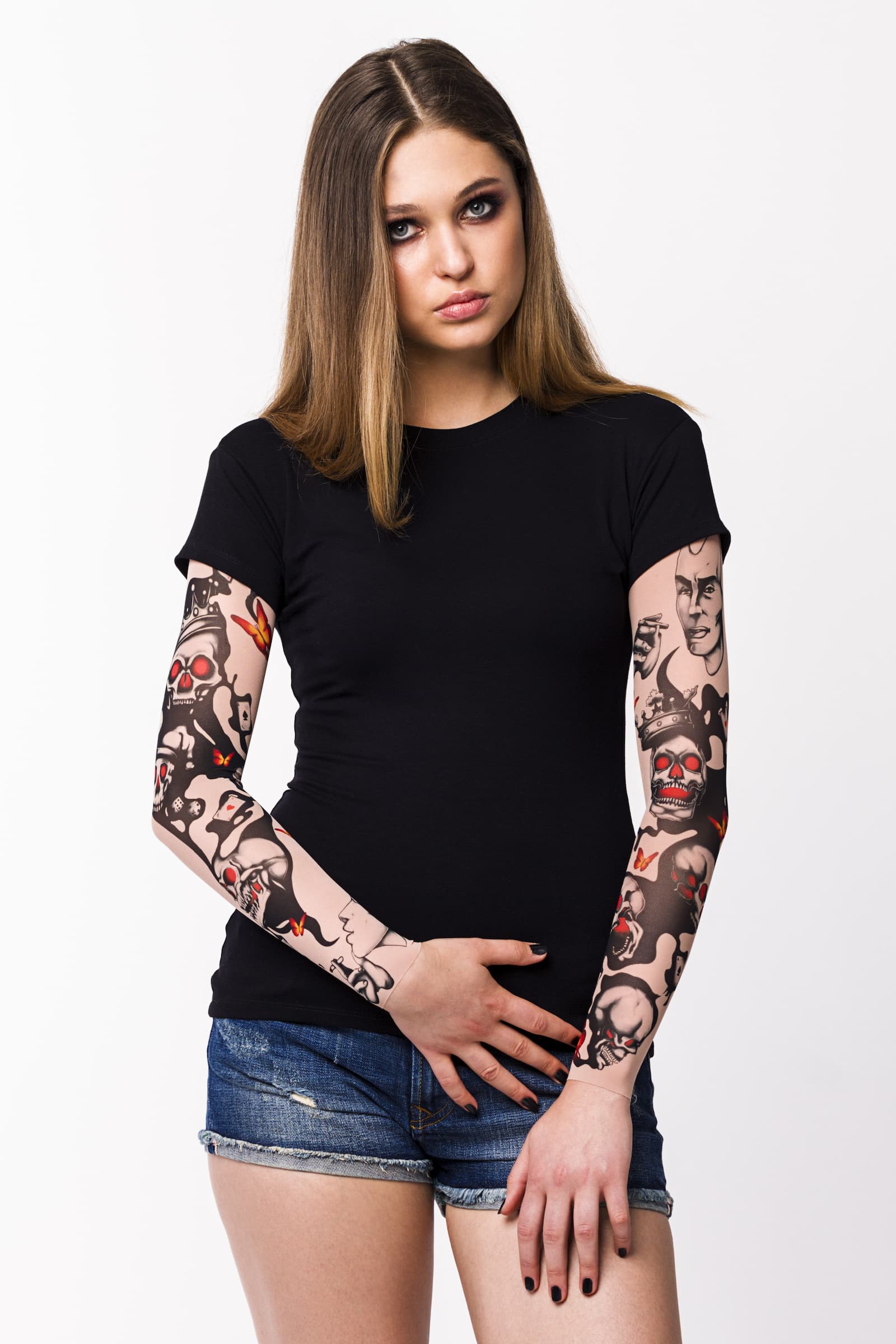 Damski t-shirt z tatuażem Smoke & Hazard - motyw czaszek z czerwonymi oczodołami, kart do gry i dymu z papierosów, widok z przodu z lekko pochyloną głową 