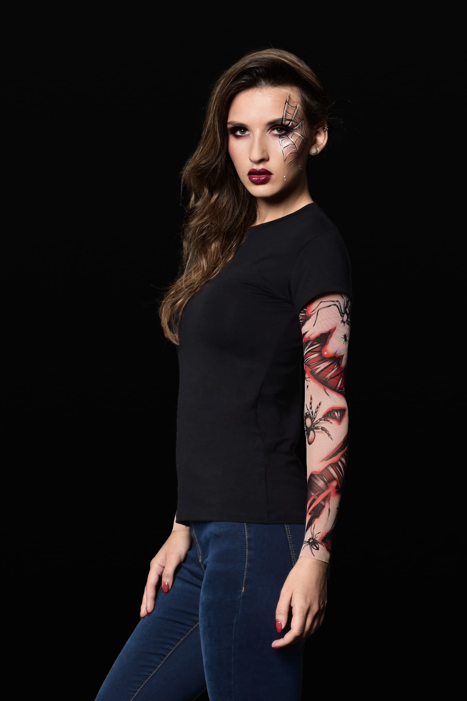 Damski t-shirt z tatuażem Spooky Wounds – motyw krwawych ran i pająków, lewy profil