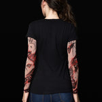 Damski t-shirt z tatuażem Spooky Wounds – motyw krwawych ran i pająków, widok z tyłu