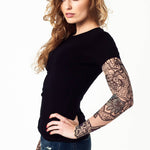 Damski T-shirt z tatuażem Subtle India - motyw niebiesko-fioletowych kwiatów z delikatnym orientalnym motywem i czarną siateczką, widok z  lewego profilu