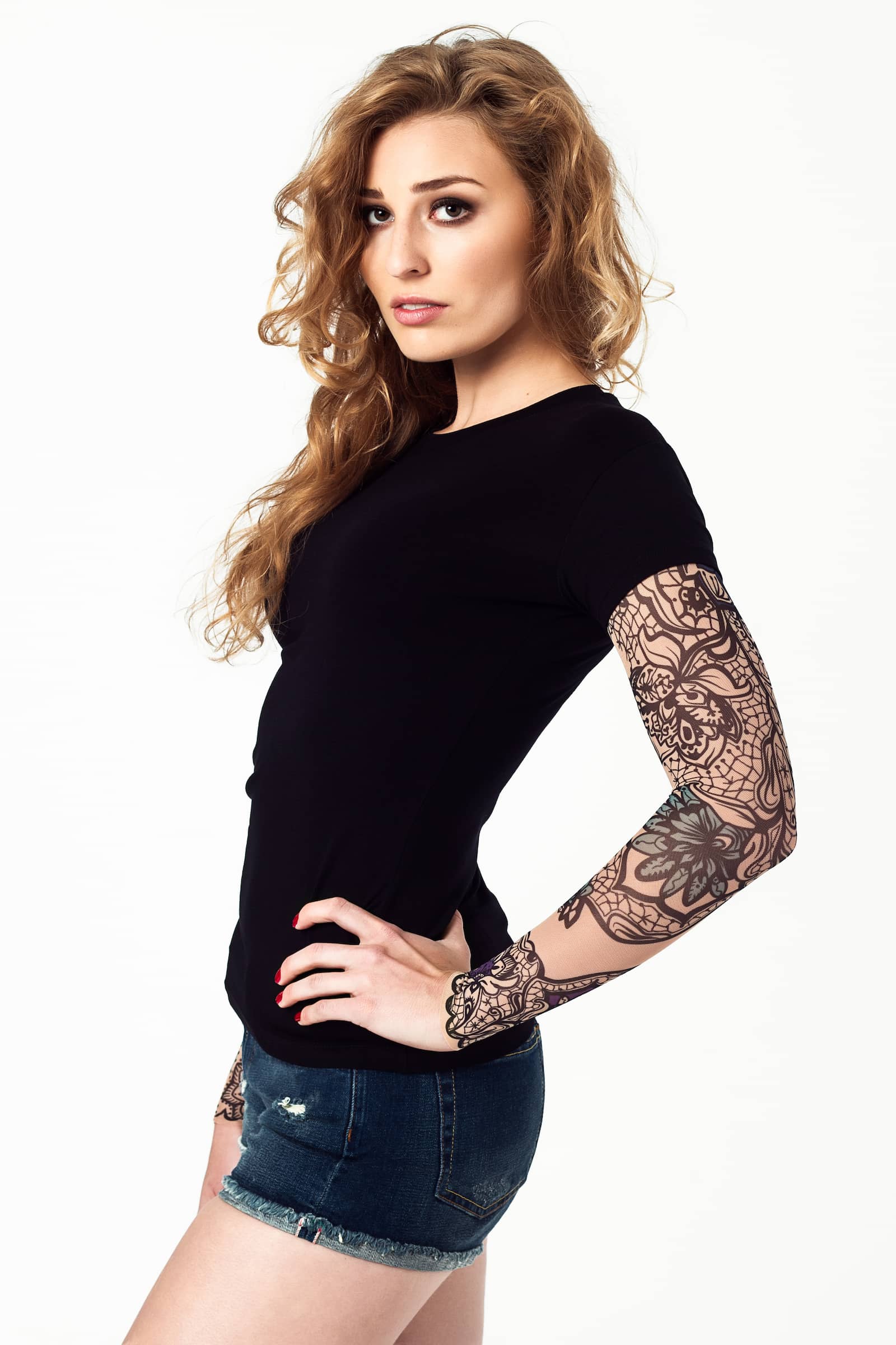 Damski T-shirt z tatuażem Subtle India - motyw niebiesko-fioletowych kwiatów z delikatnym orientalnym motywem i czarną siateczką, widok z  lewego profilu