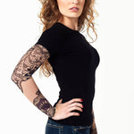 Damski T-shirt z tatuażem Subtle India - motyw niebiesko-fioletowych kwiatów z delikatnym orientalnym motywem i czarną siateczką, widok z  prawego profilu