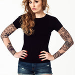 Damski T-shirt z tatuażem Subtle India - motyw niebiesko-fioletowych kwiatów z delikatnym orientalnym motywem i czarną siateczką, widok z przodu