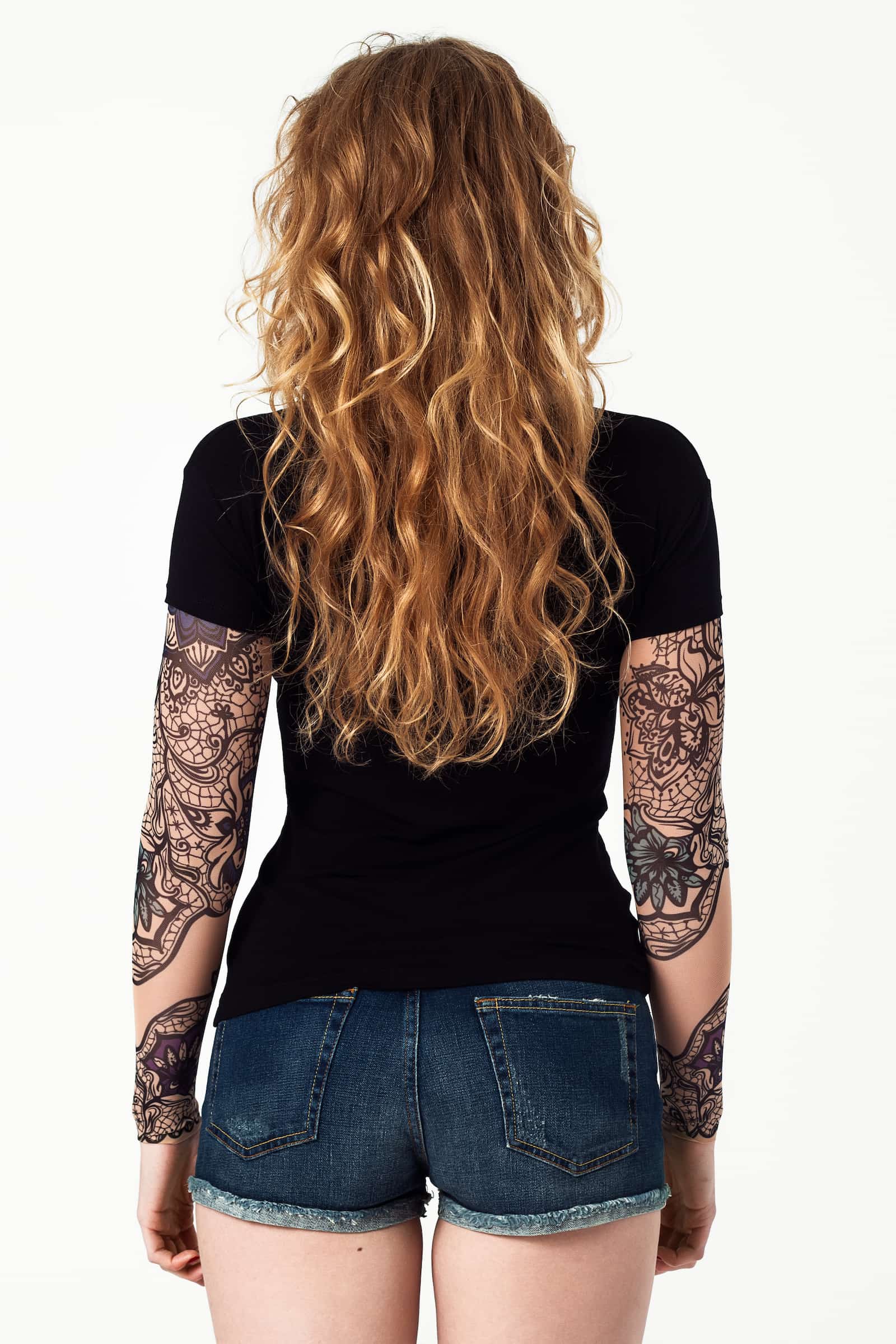 Damski T-shirt z tatuażem Subtle India - motyw niebiesko-fioletowych kwiatów z delikatnym orientalnym motywem i czarną siateczką, widok z tyłu
