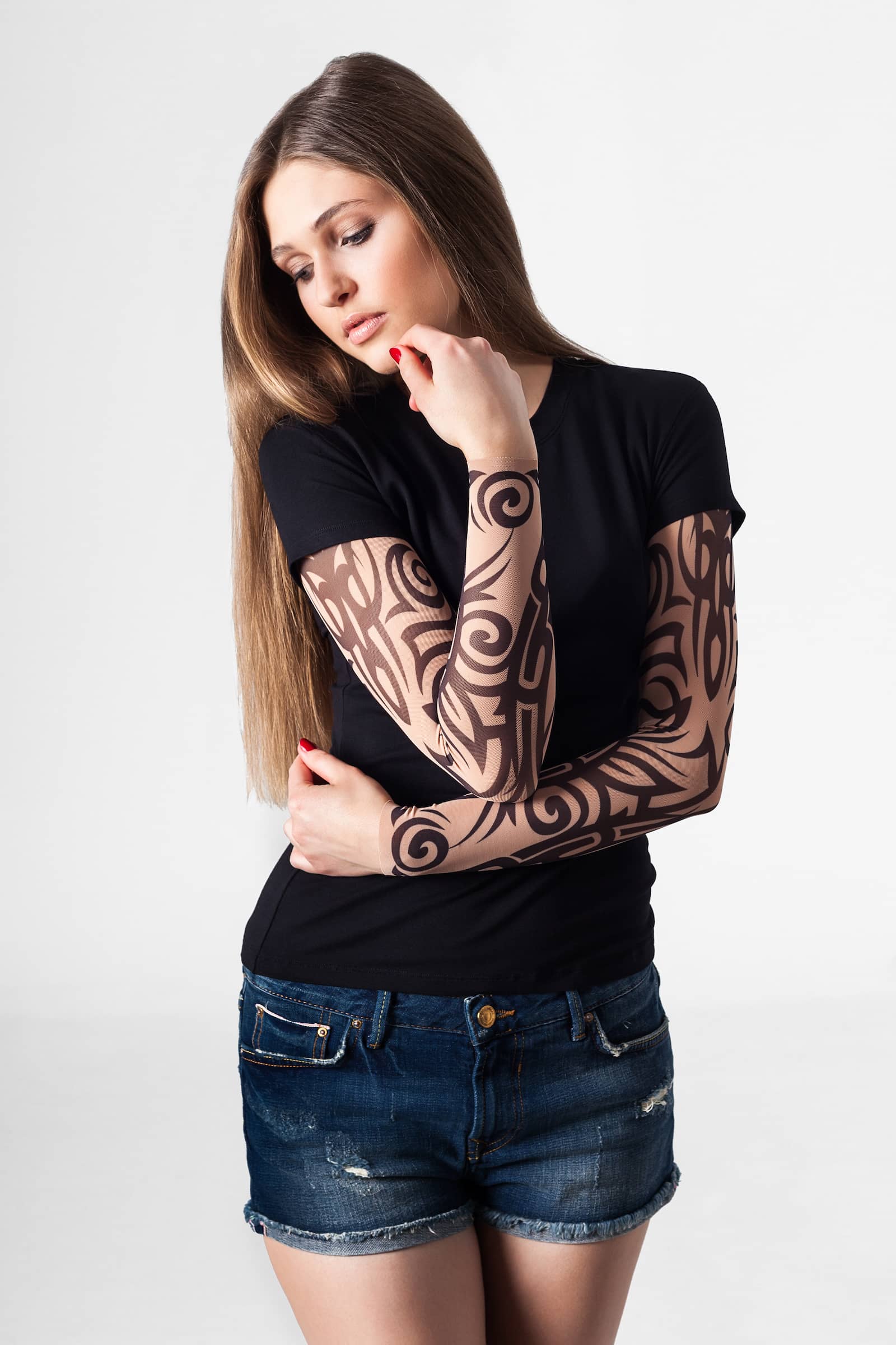 Damski t-shirt z tatuażem Tribal – mocny czarny wzór tribal, widok z przodu